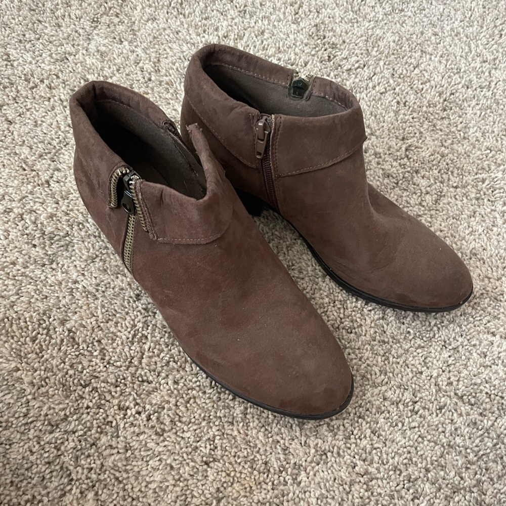 Healed boot size 7.5 with zipper